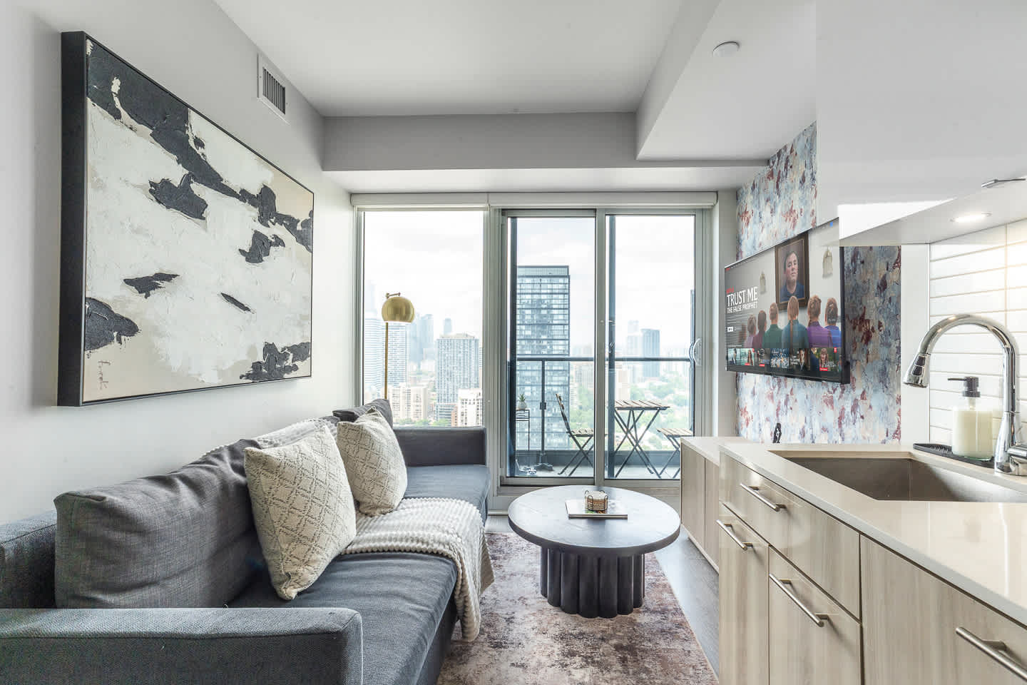 City View Condo, Walk to Eaton Centre, Sleeps 6!-hero-photo