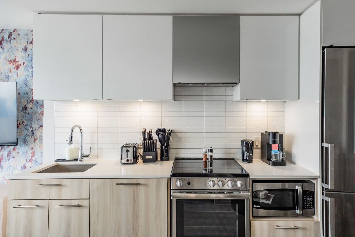 City View Condo, Walk to Eaton Centre, Sleeps 6!-photo-3
