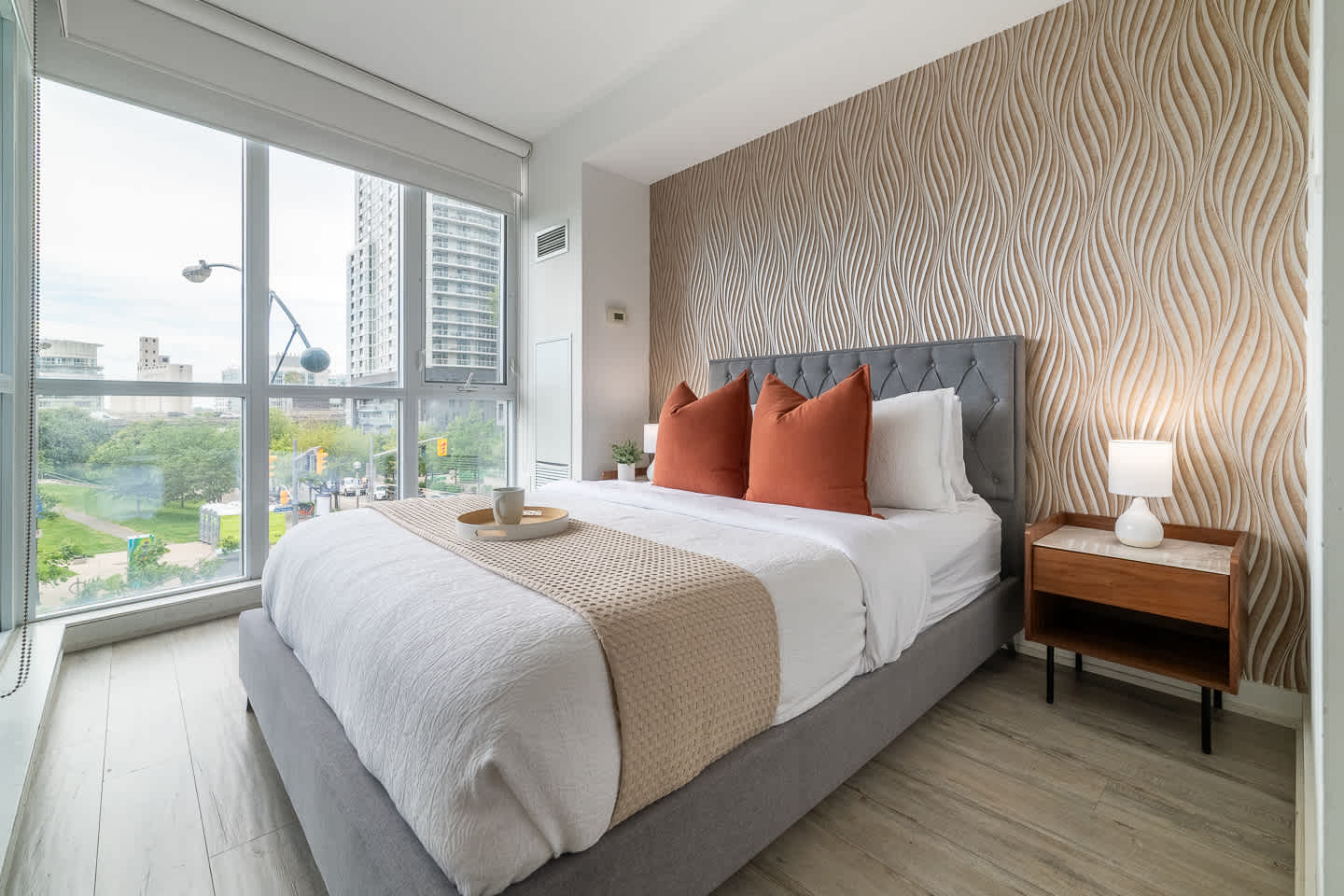Upscale 3BR Downtown Suite with Parking!-photo-2