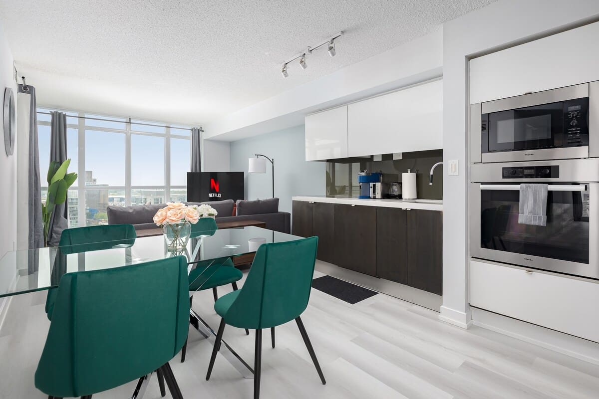 City Views & Free Parking! Stylish 2BR Downtown-photo-3