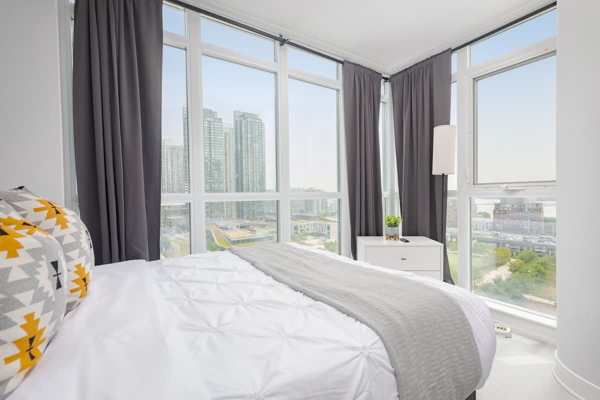 City Views & Free Parking! Stylish 2BR Downtown-photo-2