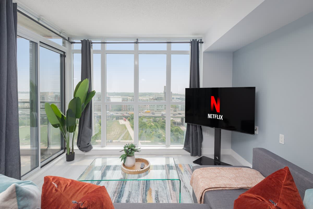 City Views & Free Parking! Stylish 2BR Downtown-hero-photo