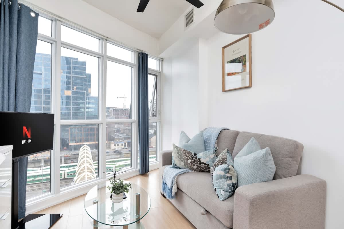 Sunny Downtown TO Studio - Sleeps 3 with 55" TV-hero-photo