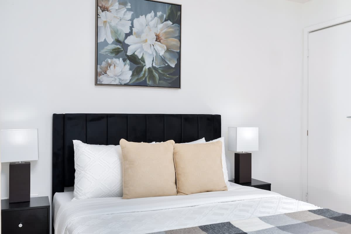Sunny Downtown TO Studio - Sleeps 3 with 55" TV-photo-2