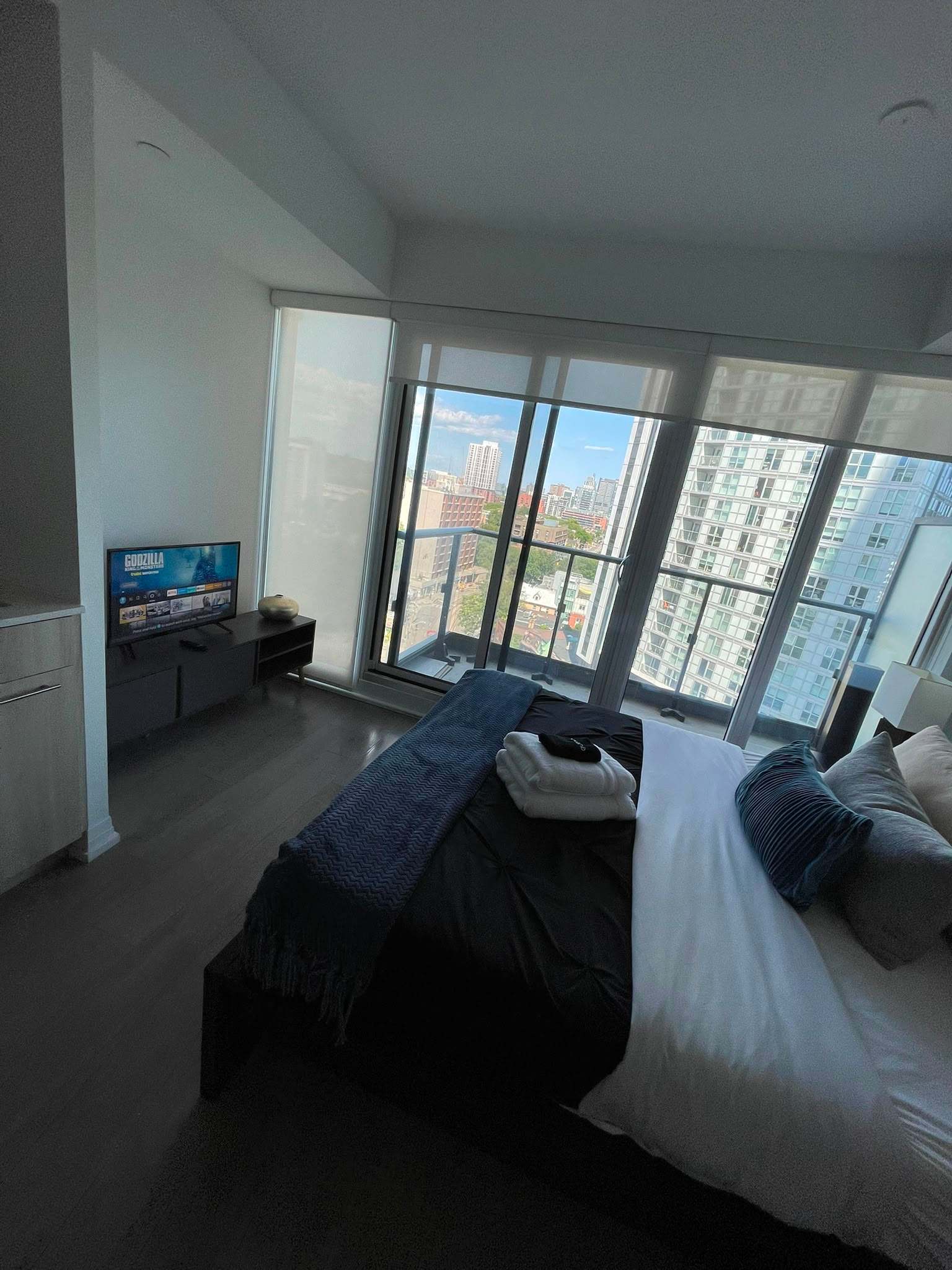 Executive Studio w Balcony  Steps to Eaton Centre-photo-2