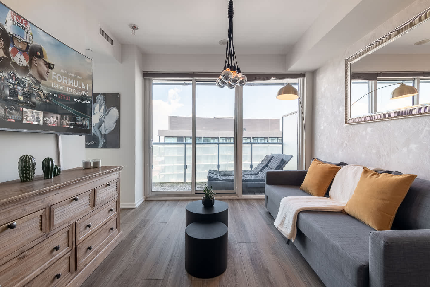 Modern Cozy Condo in the Heart of Toronto!-hero-photo