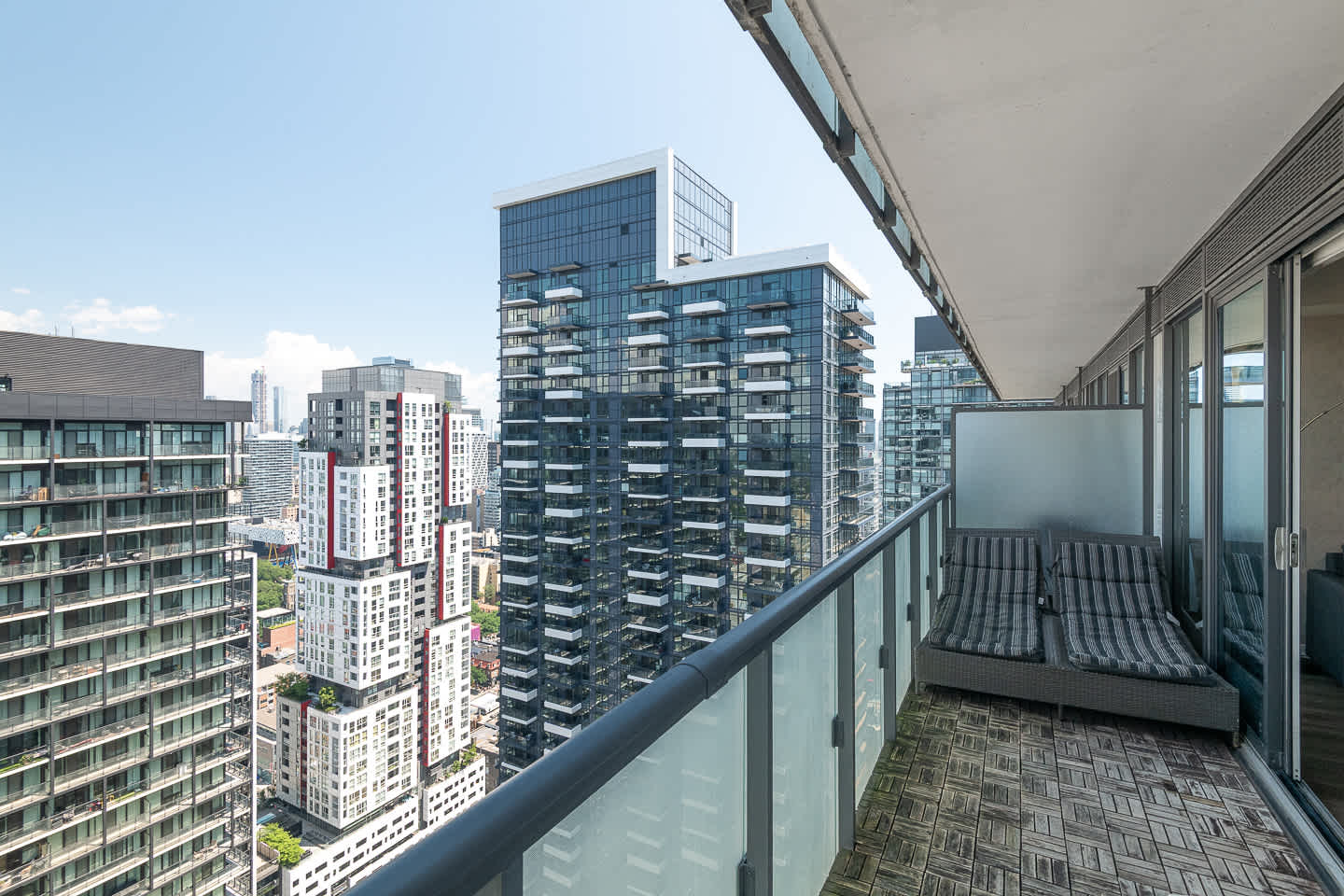 Modern Cozy Condo in the Heart of Toronto!-photo-3