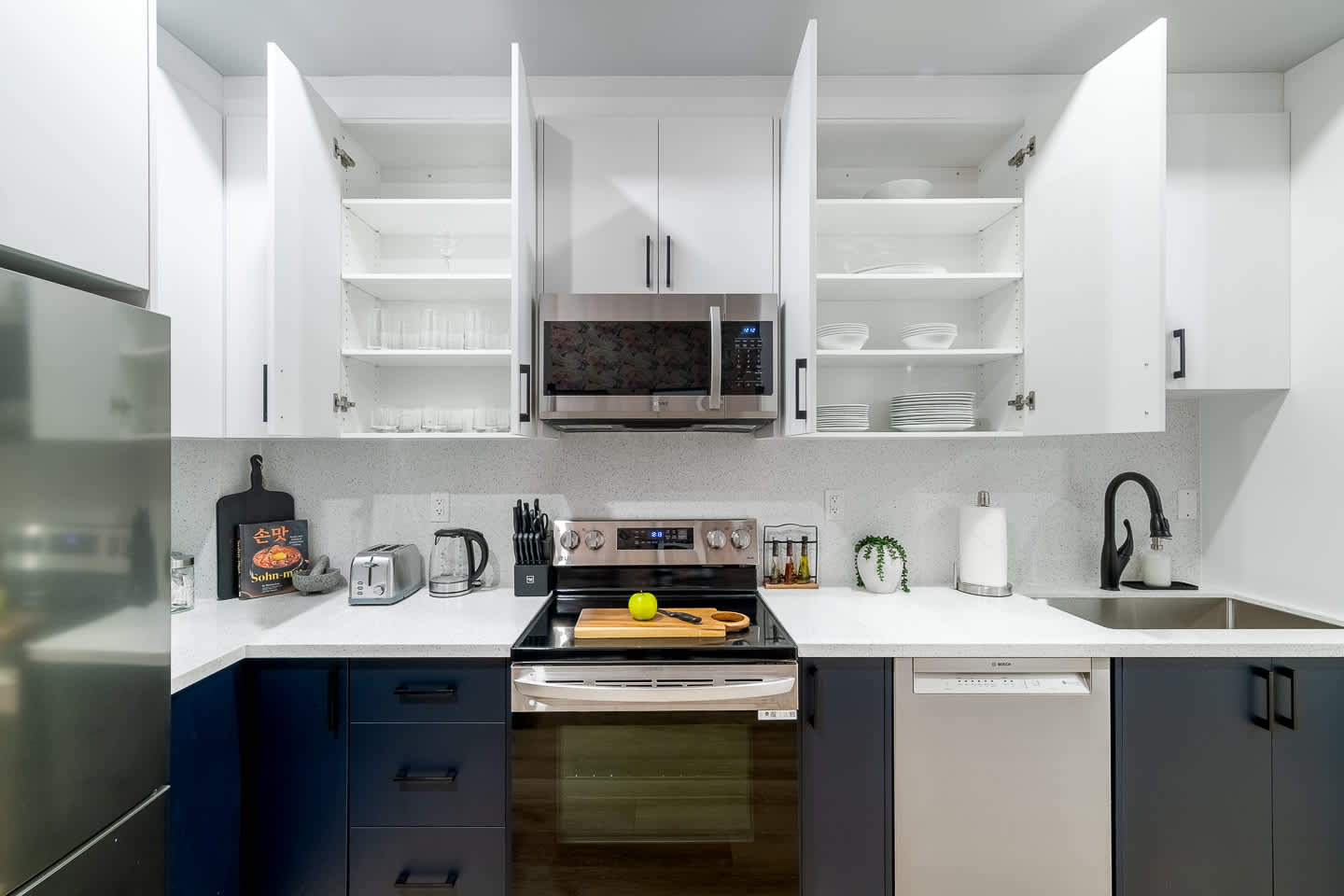 Luxe Downtown Oasis Spacious 3BR Modern Condo-photo-3
