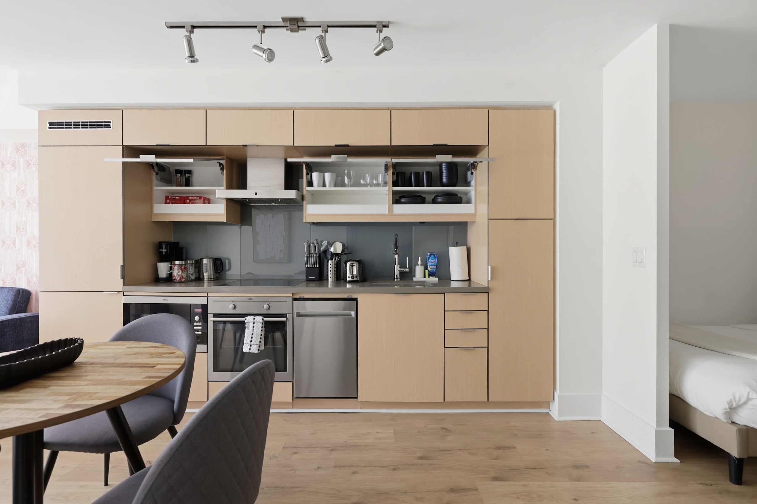 Free Parking! Sleek 2BR steps from CN Tower-photo-3