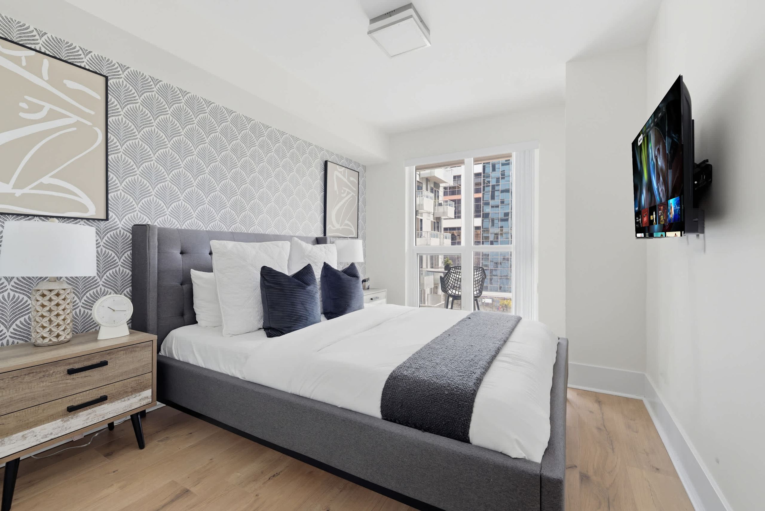 Free Parking! Sleek 2BR steps from CN Tower-photo-2