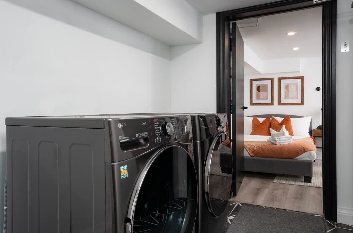 Chic Parkdale Studio with Free Parking-photo-3