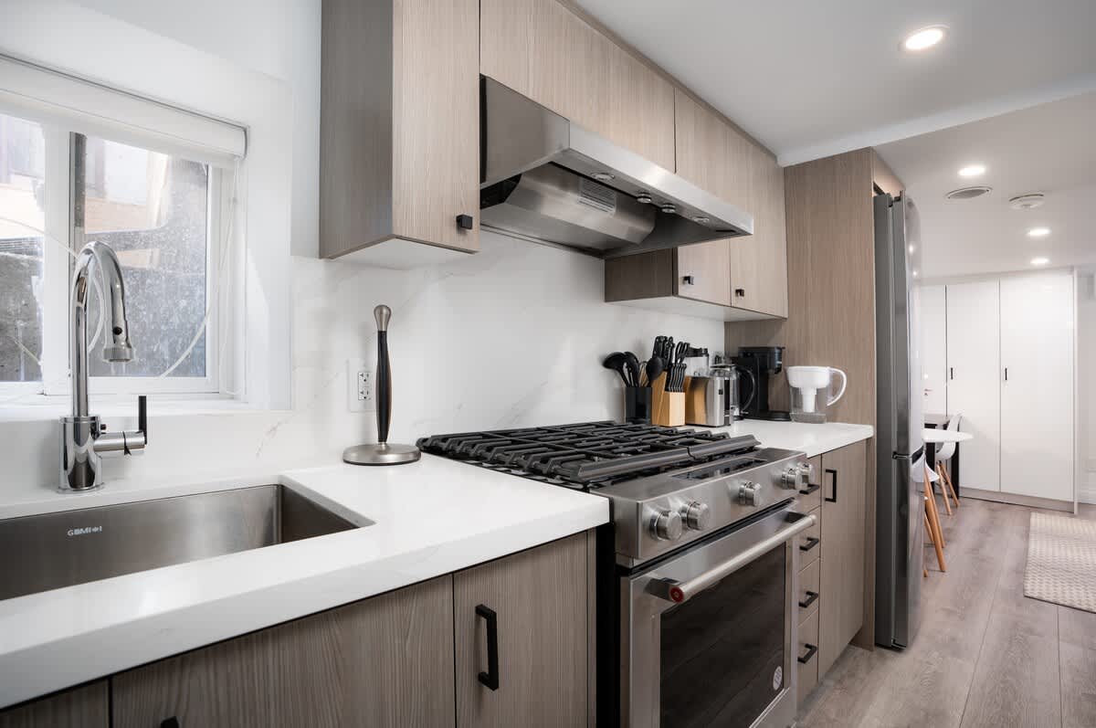 Chic Parkdale Studio with Free Parking-photo-2