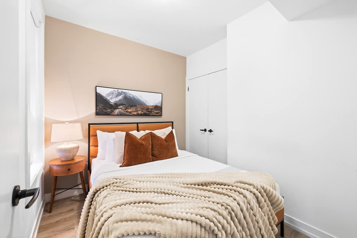 Stylish 3BR Retreat in Toronto, Bloordale-photo-2