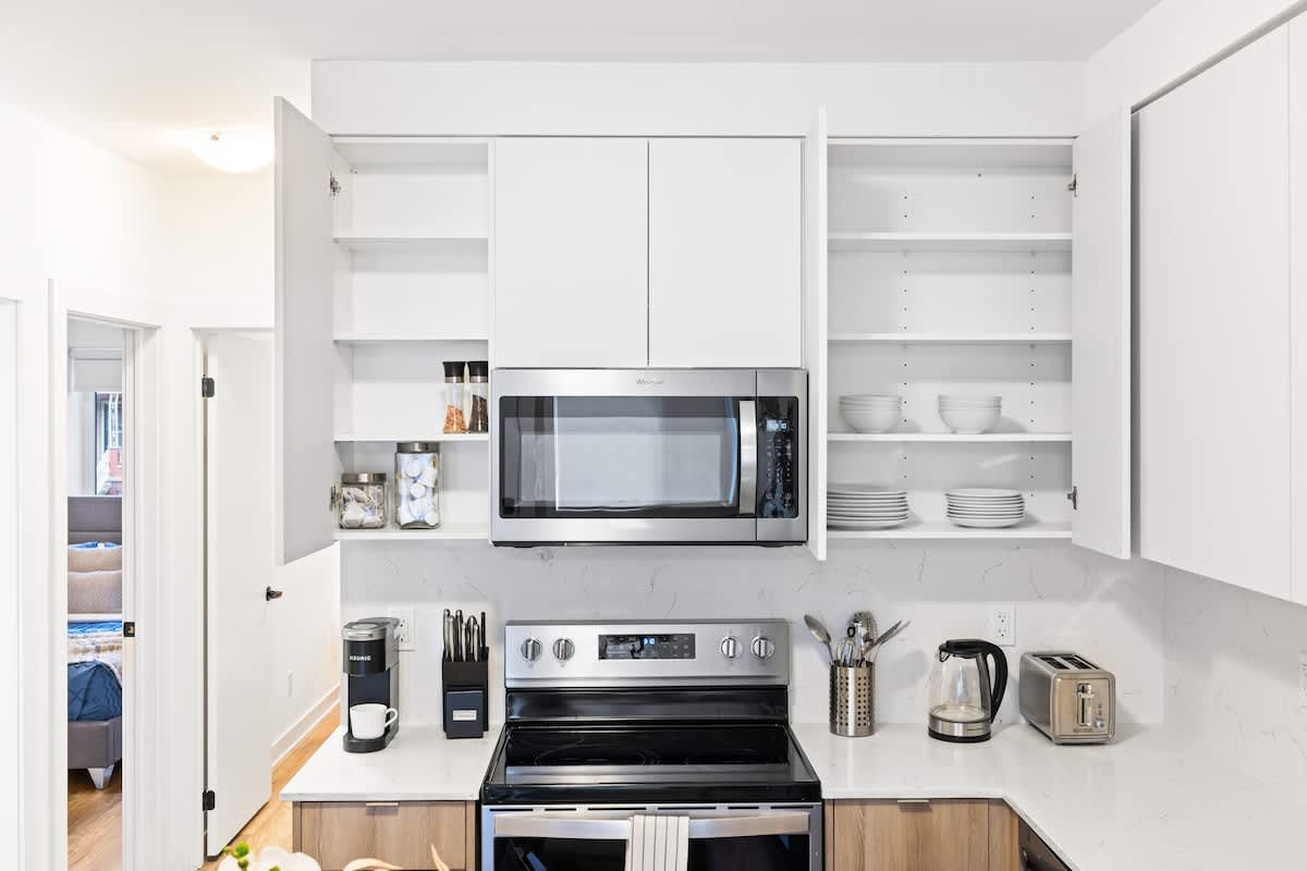 Stylish 3BR Retreat in Toronto, Bloordale-photo-3