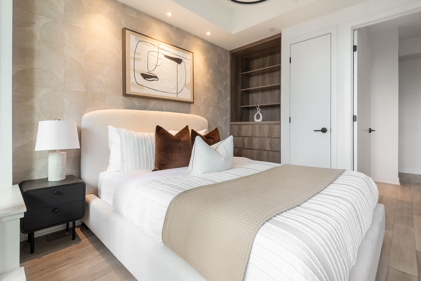 Yorkville Elegance 1BR Retreat-photo-2