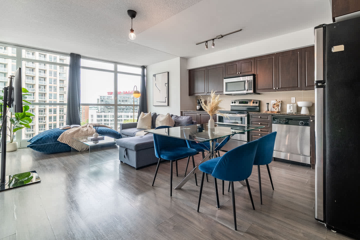 Spacious 3BR condo with patio & free parking-photo-3