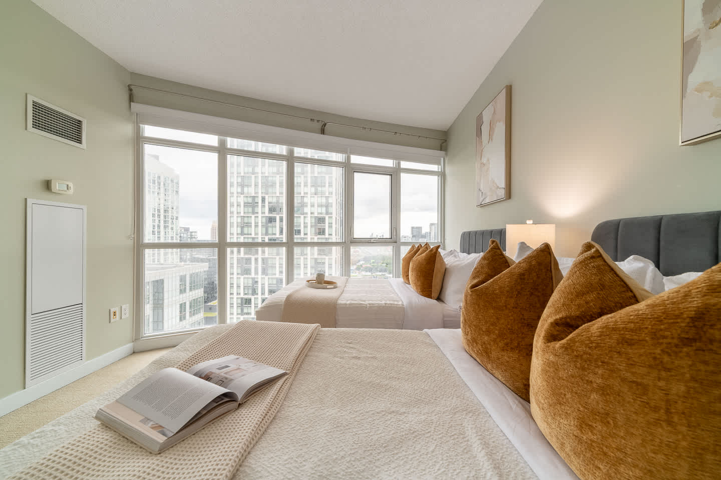 Family Haven by Rogers Centre, Parking, Sleeps 8-photo-2