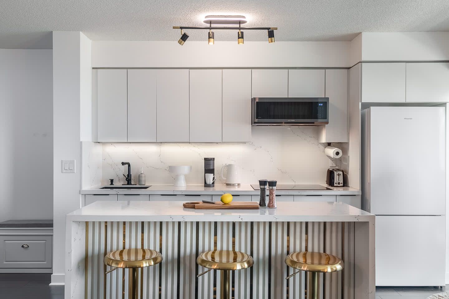 Lakefront Oasis Modern 1BR w Den with Parking-photo-3