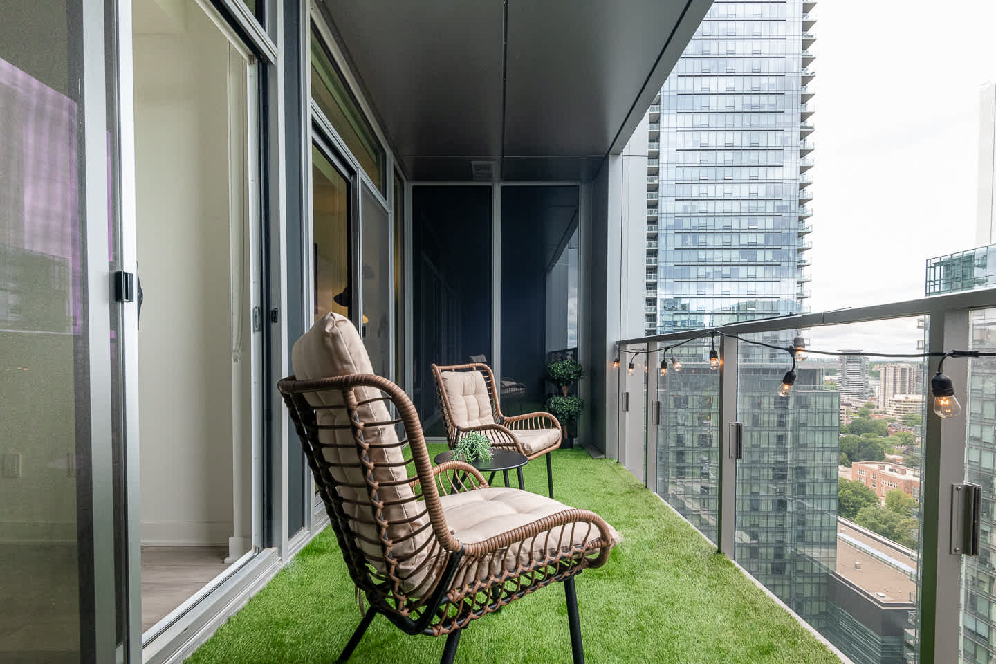 Luxury Yorkville 1BR Suite with Private Balcony-photo-3