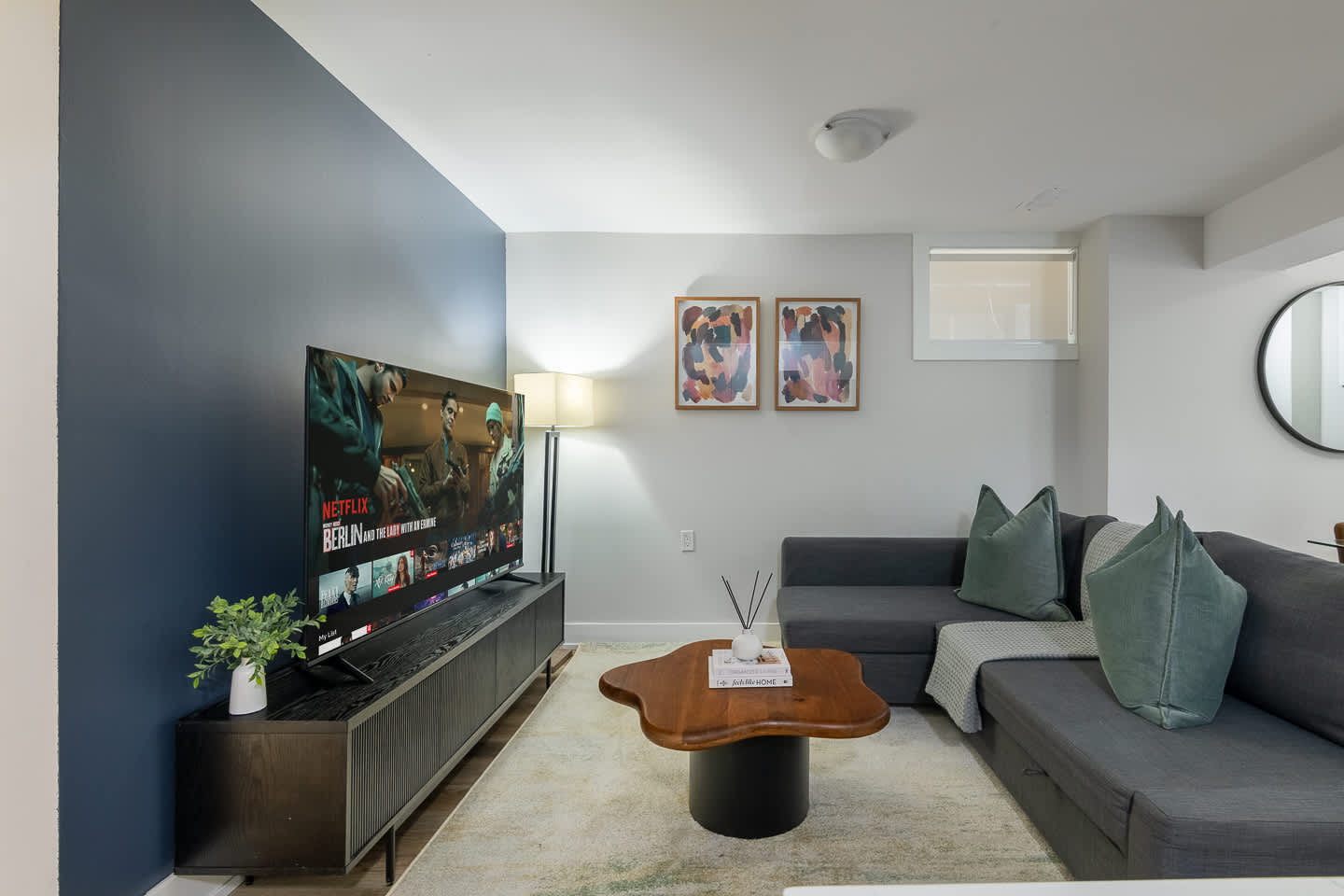 Urban Chic Getaway in Lansdowne Comfort N Style-hero-photo