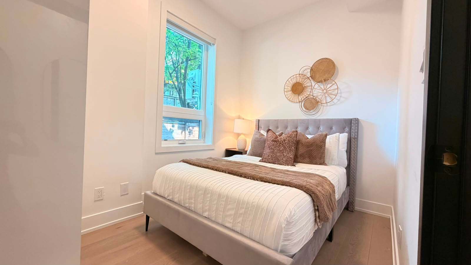 Sunlit West End 1BR | Walk to Lake & Queen St-photo-2