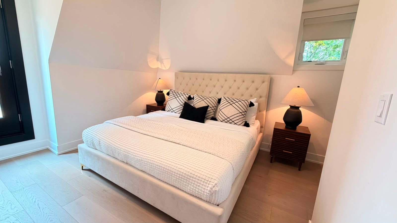 Free Parking! Dual King Suite | West End Gem -photo-2