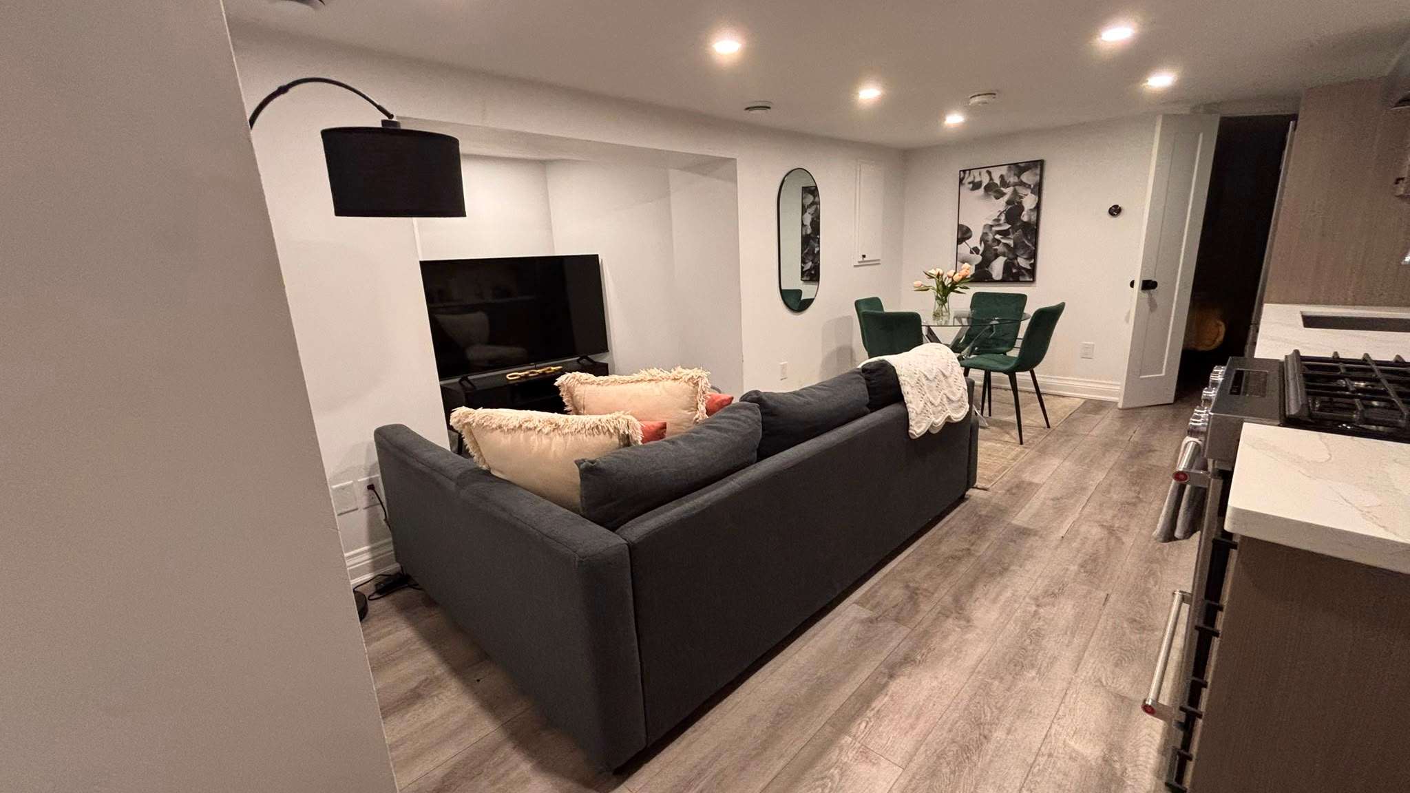 Prime Downtown 1BR Oasis With Free Spot & 55" TV-photo-3