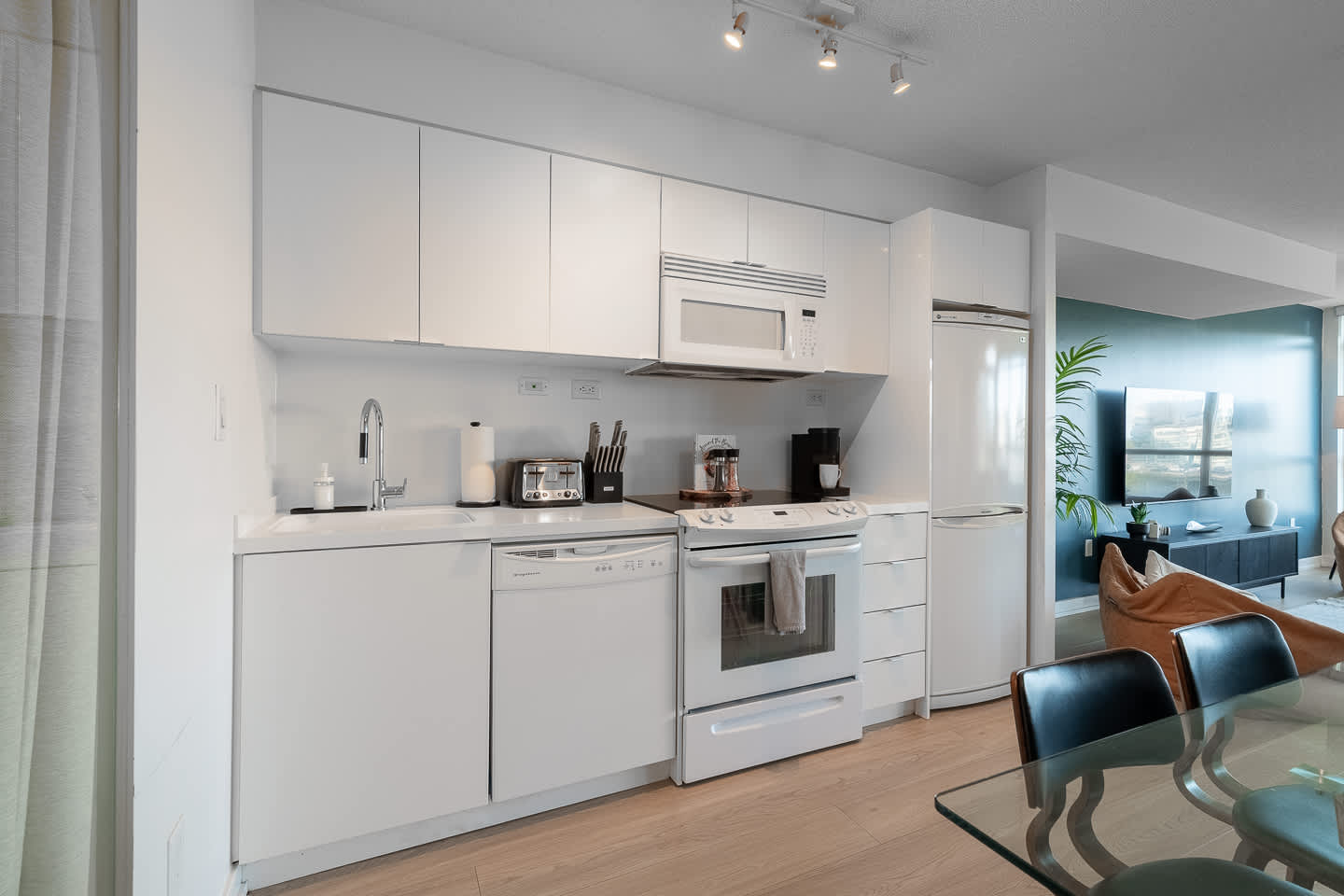 Free Parking! Grand 3BR/2BA Suite | Sleeps 8-photo-3