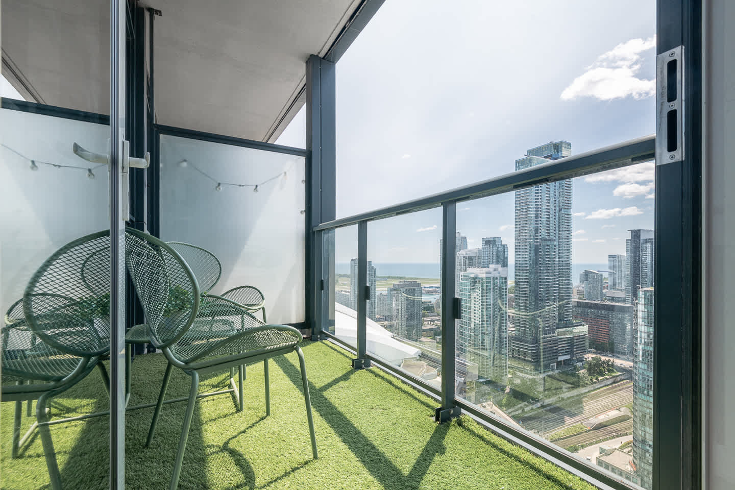 Free Parking! 2BR/2BA Haven near CN Tower-photo-3
