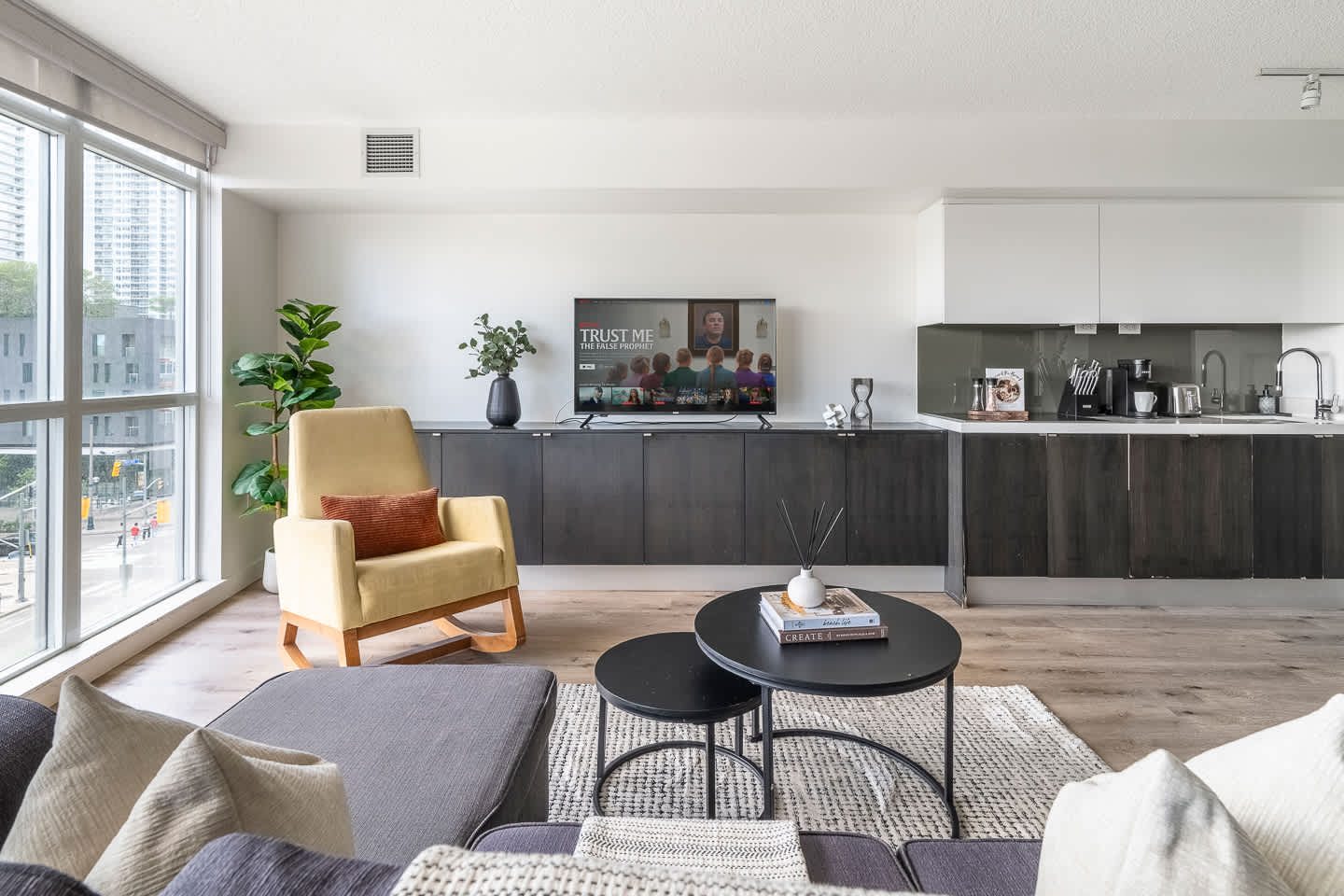Spacious Downtown Condo - Walk to CN Tower & More!-photo-3