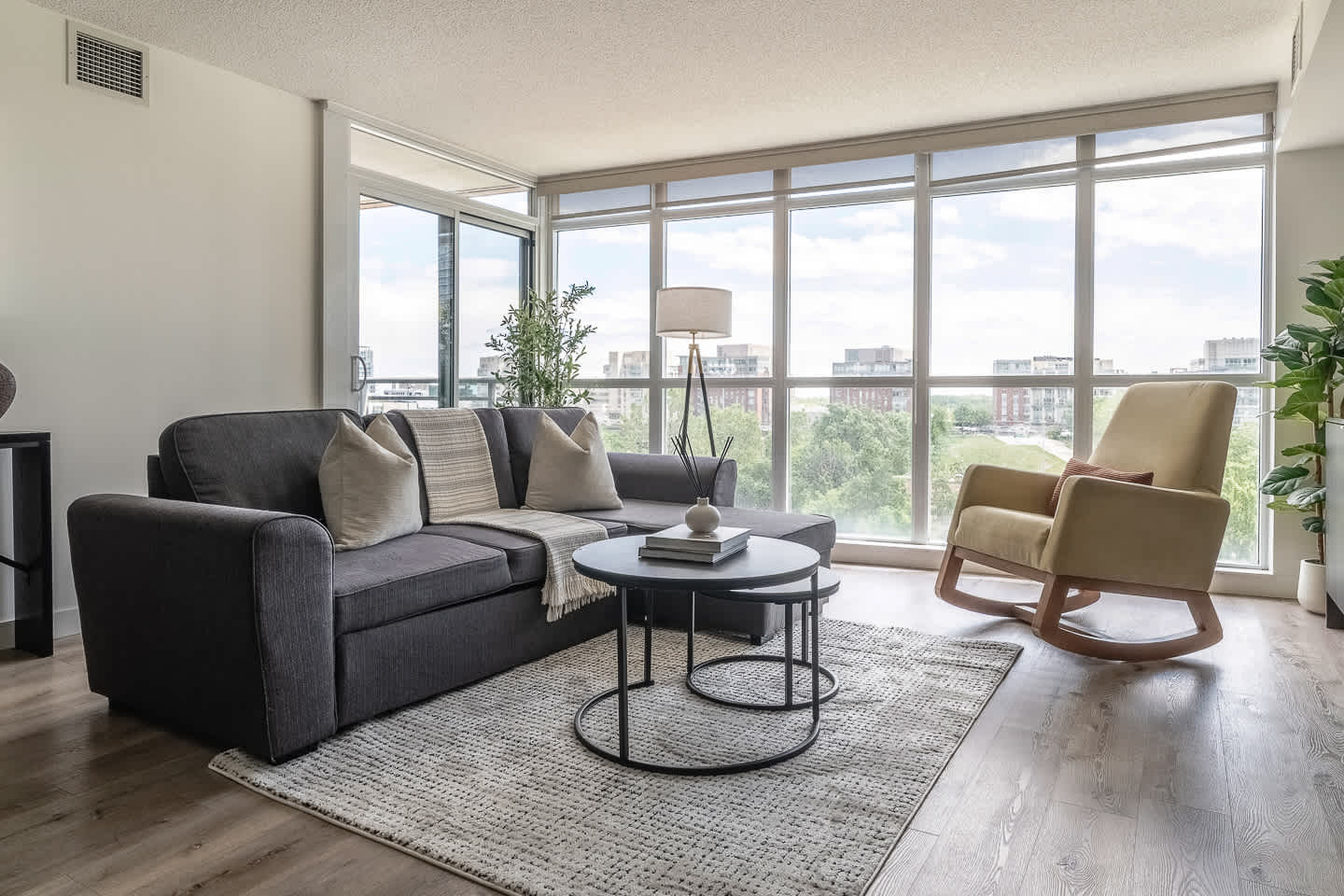 Spacious Downtown Condo - Walk to CN Tower & More!-photo-2