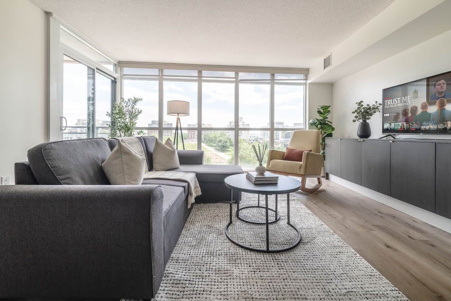 Spacious Downtown Condo - Walk to CN Tower & More!-hero-photo