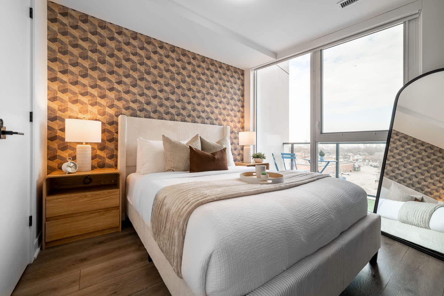 Stylish 1BR Suite near Sherway Gardens, Balcony-photo-2