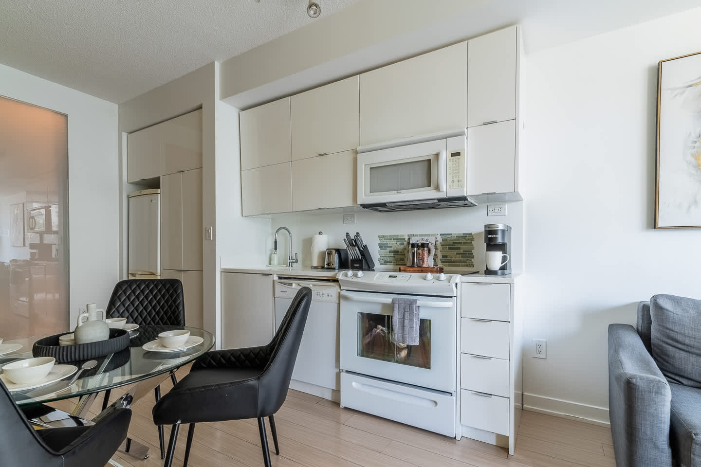 Free Parking! Scenic 3BR 2BA Gem Sleeps 8-photo-3