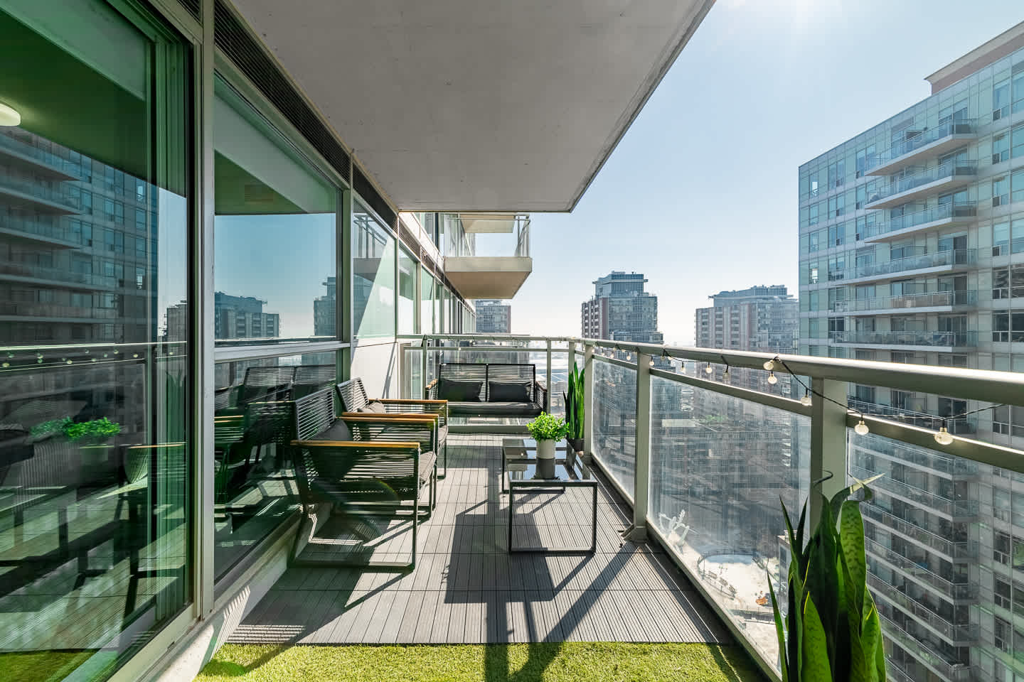 Modern Downtown Studio with Private Patio
-photo-3