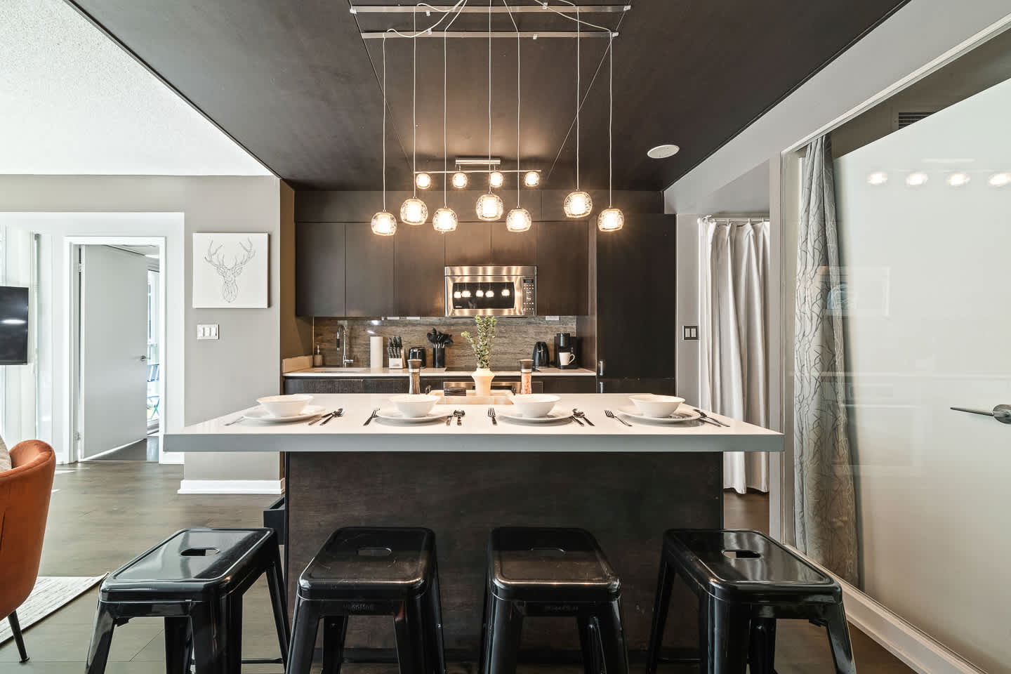Stunning Condo Near CN Tower & Waterfront Parking-photo-3
