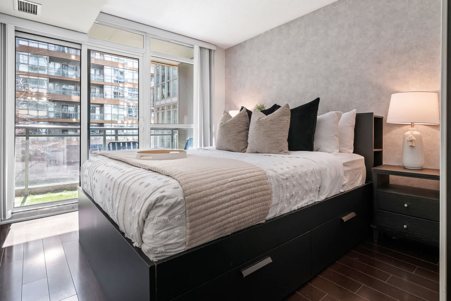 Stunning Condo Near CN Tower & Waterfront Parking-photo-2
