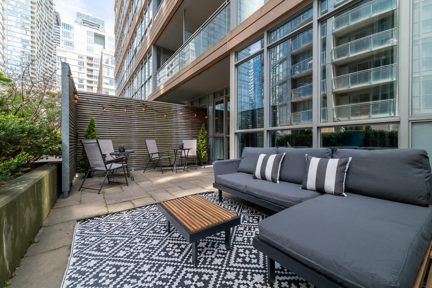 Stylish 2BR City Retreat Near the Lake & Park-photo-3