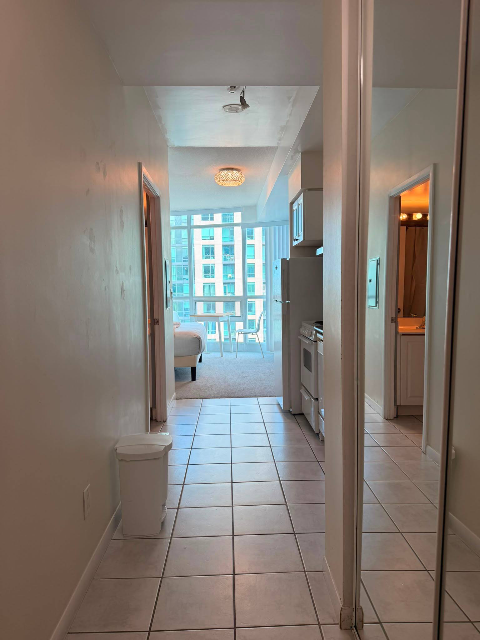 Central Studio Apartment | Walk to Rogers Centre-photo-3