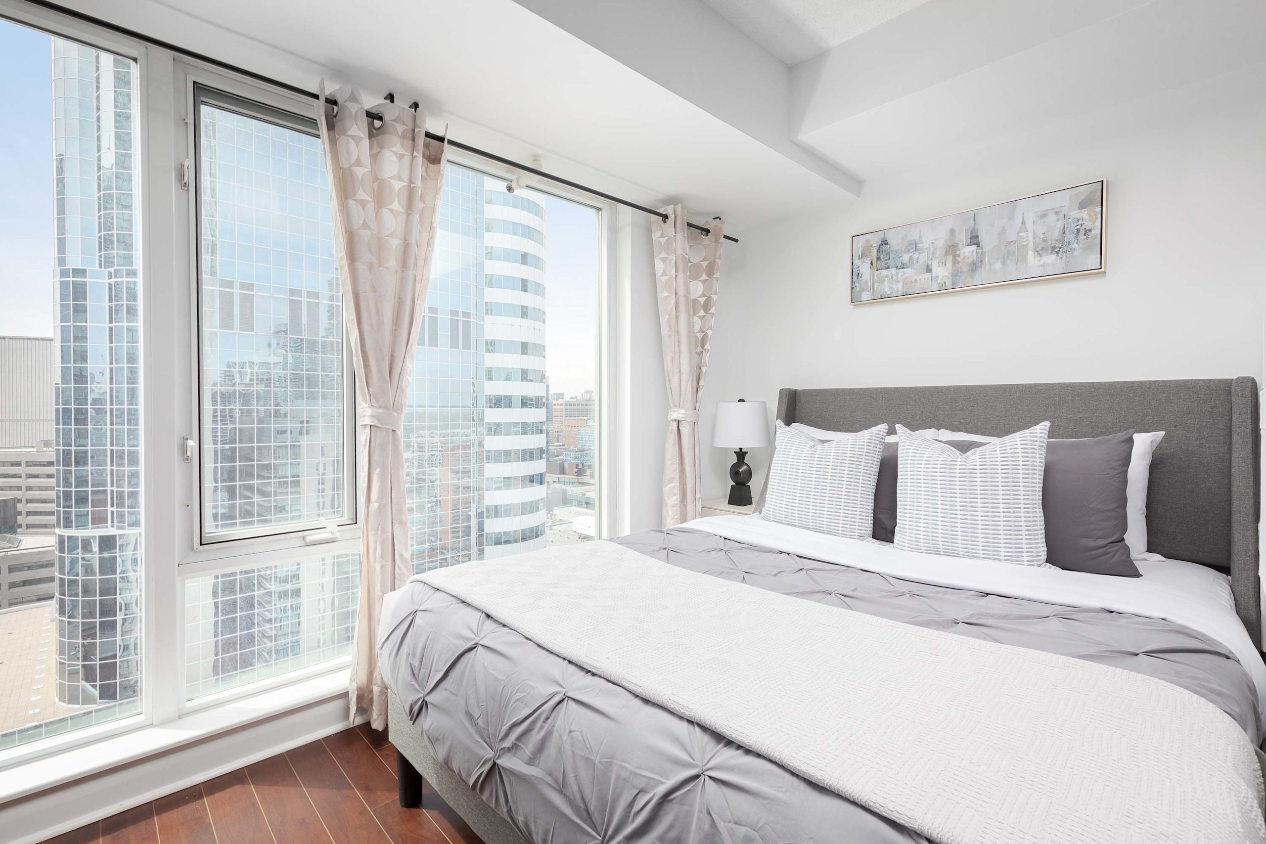 Modern Studio by Eaton Centre | Sleeps 4-photo-2