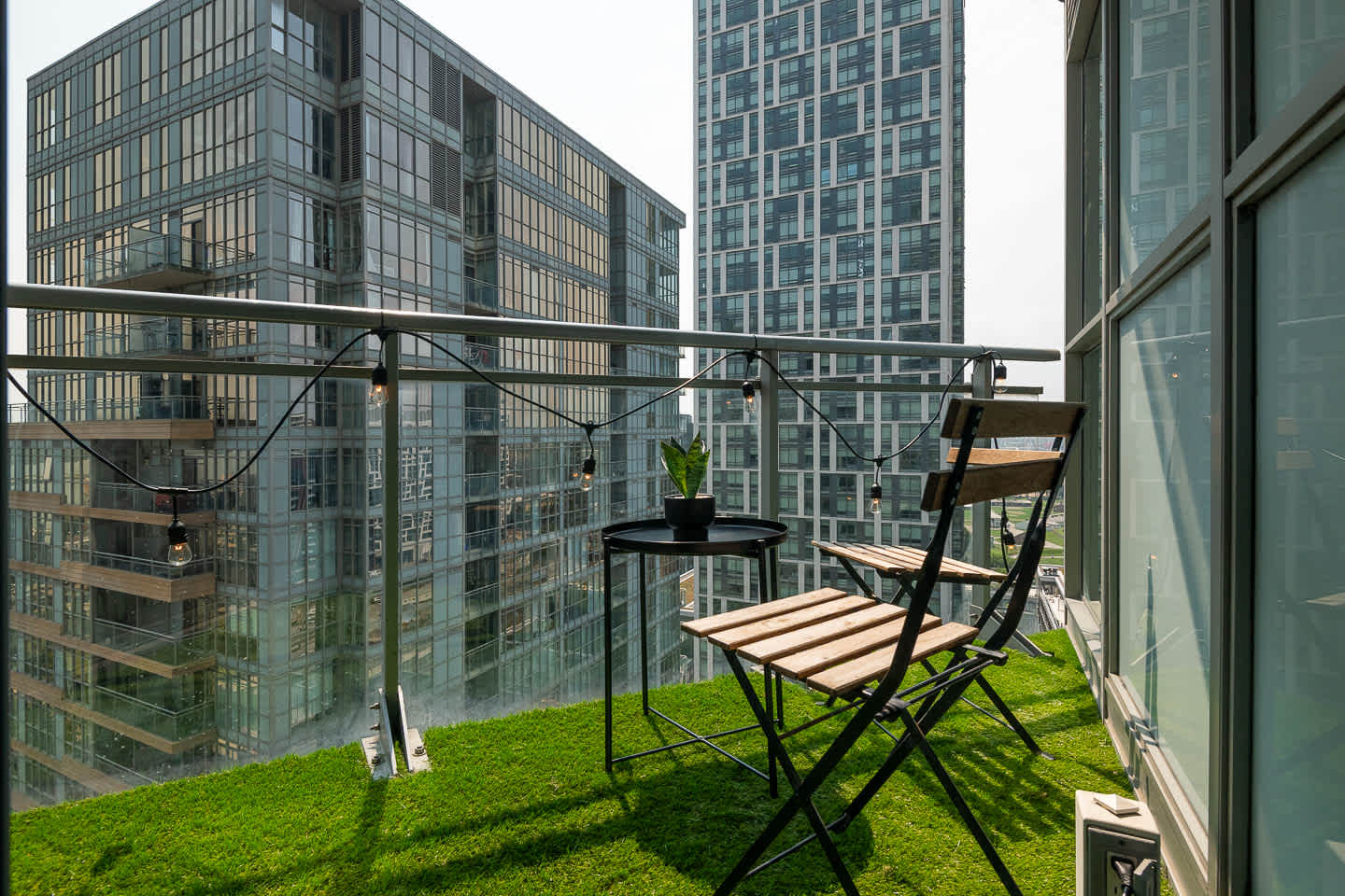 Downtown 2BR Escape | Skyline Views & Parking-photo-3