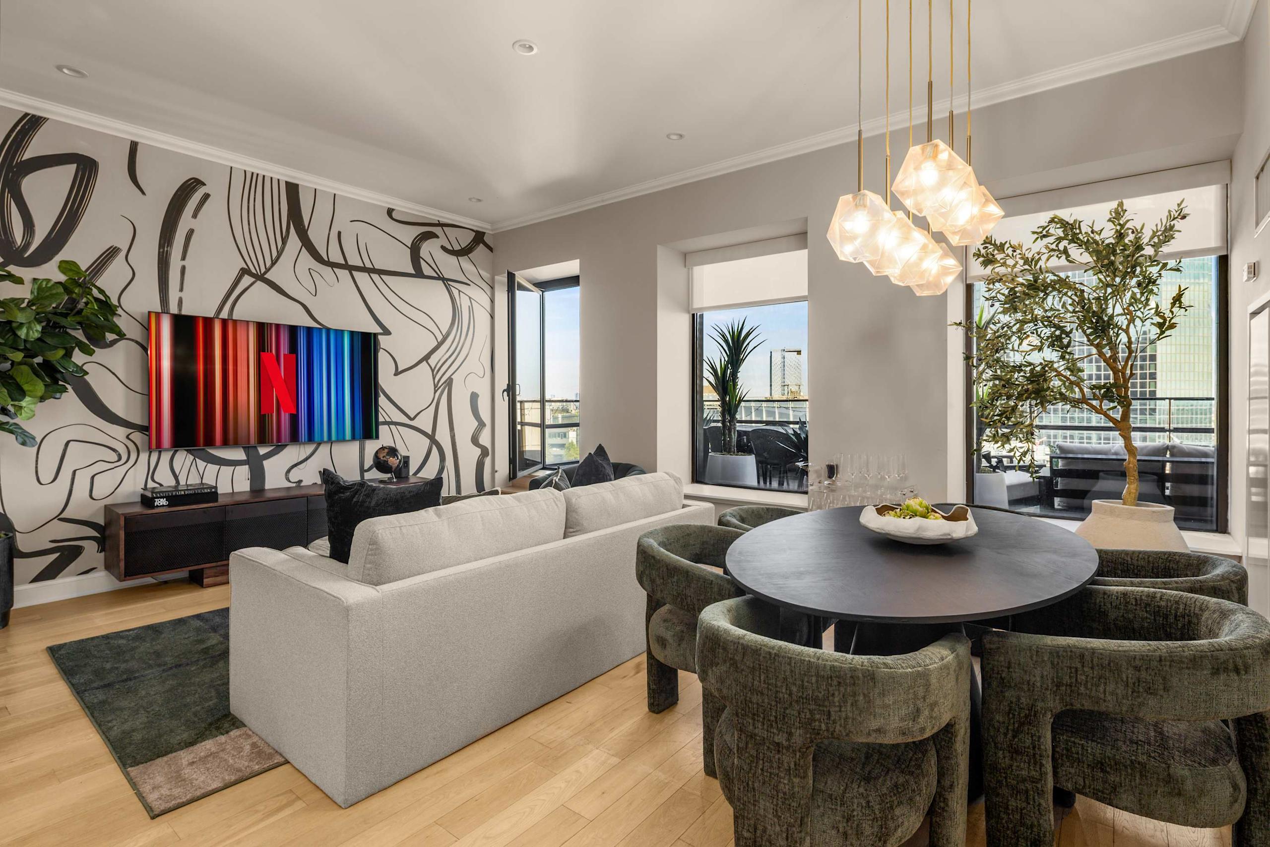 Stunning 3BR Skyline Sanctuary in Financial District, Balcony Views-hero-photo