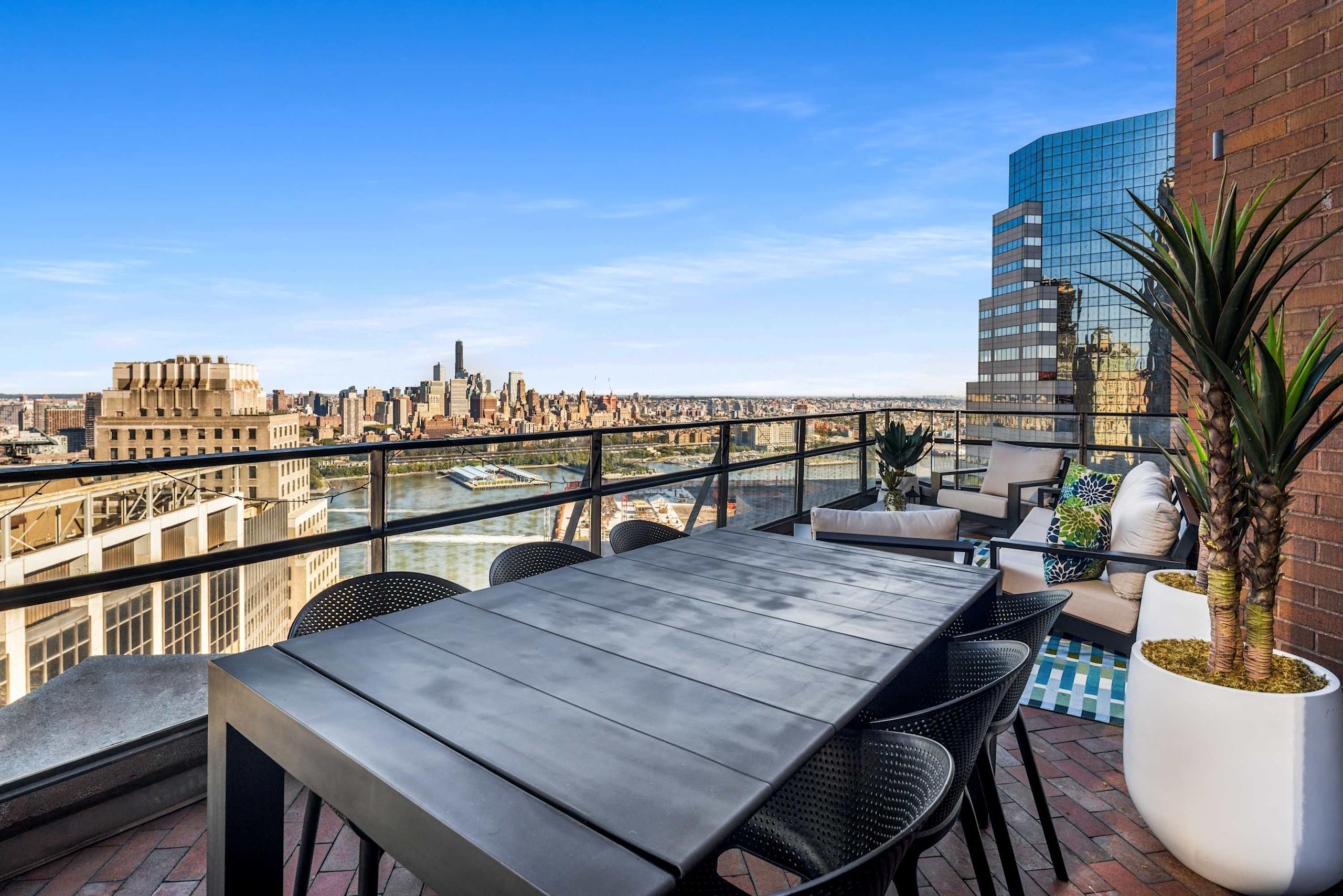 Stunning 3BR Skyline Sanctuary in Financial District, Balcony Views-photo-2
