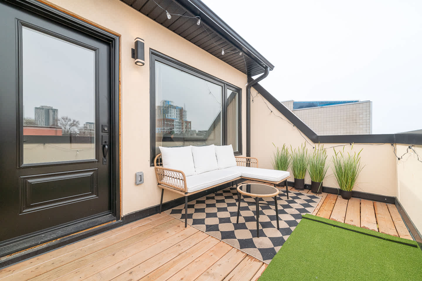 Rare 3BR Gem, Mini Putt Terrace & CN Tower Views!-photo-2