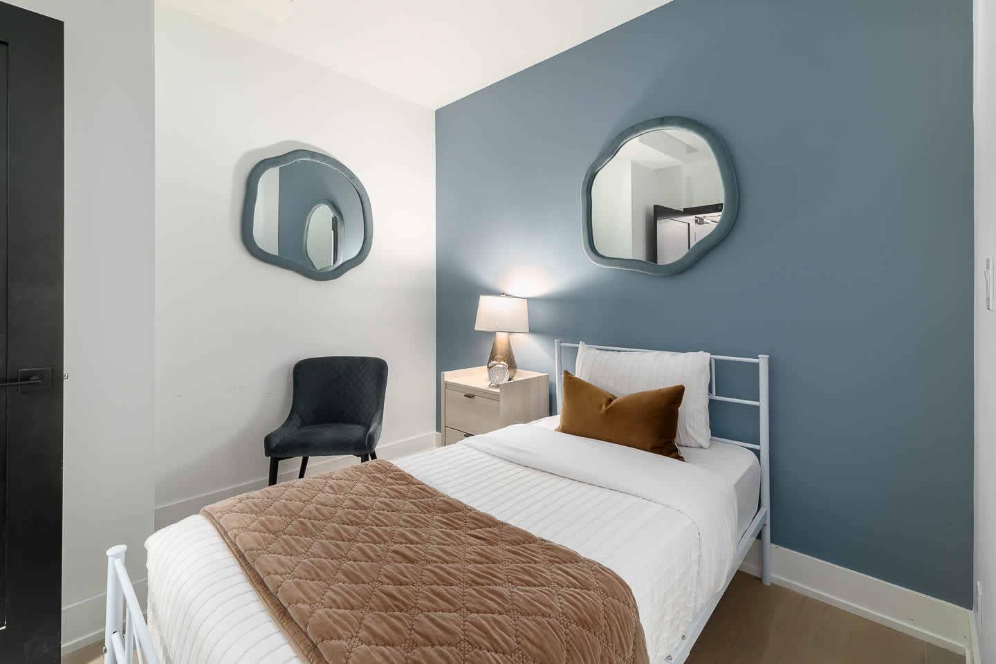 West End 2-Bed Flat | Walk to Queen St West!-photo-3