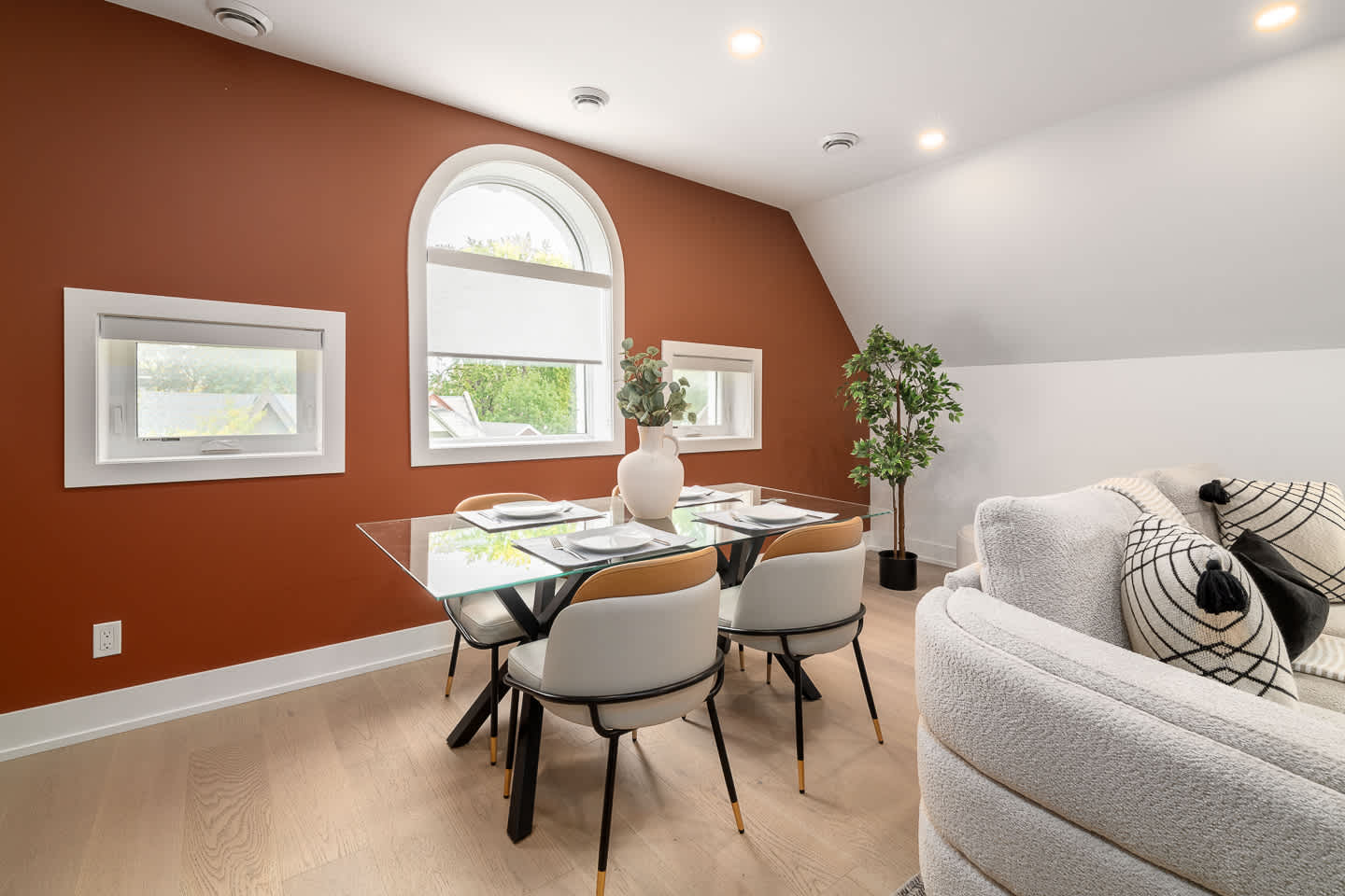 Free Parking! Dual King Suite | West End Gem -photo-2