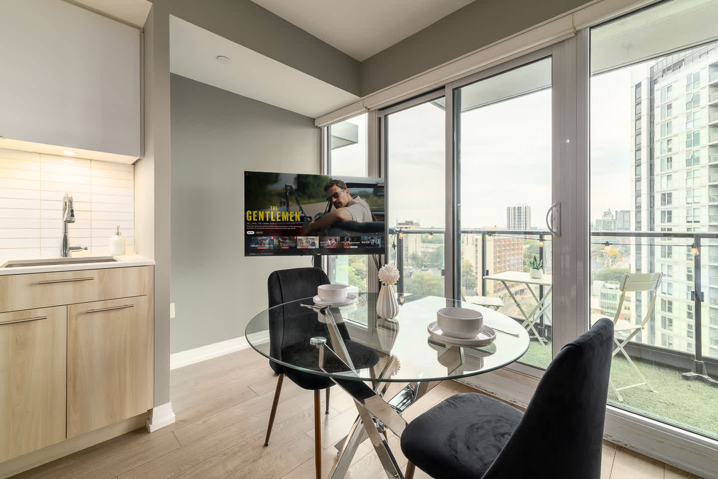 Downtown Studio w Balcony Steps to Eaton Centre-photo-2