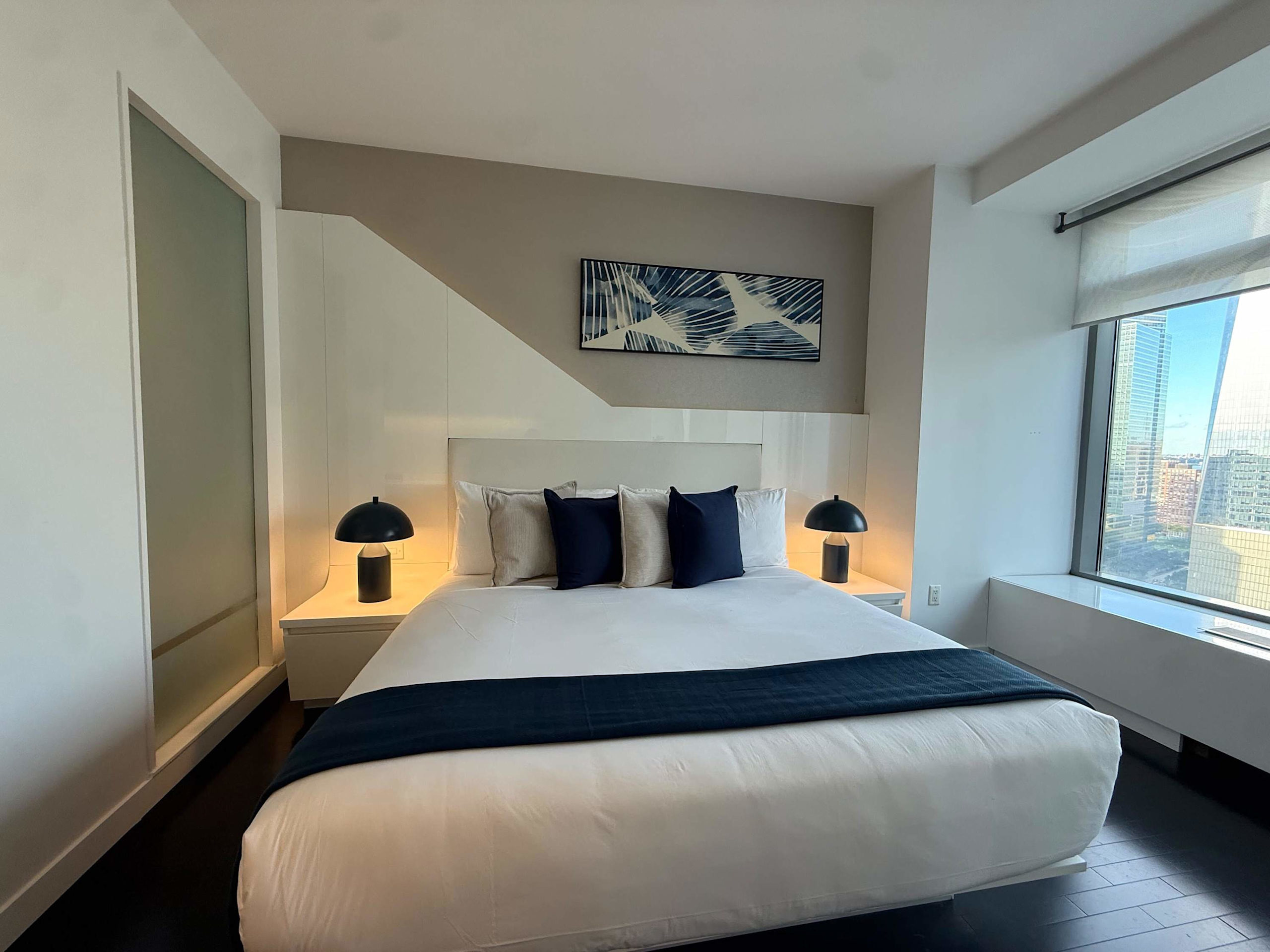 Chic FiDi 1BR Suite Skyline Views & Modern Style-photo-2