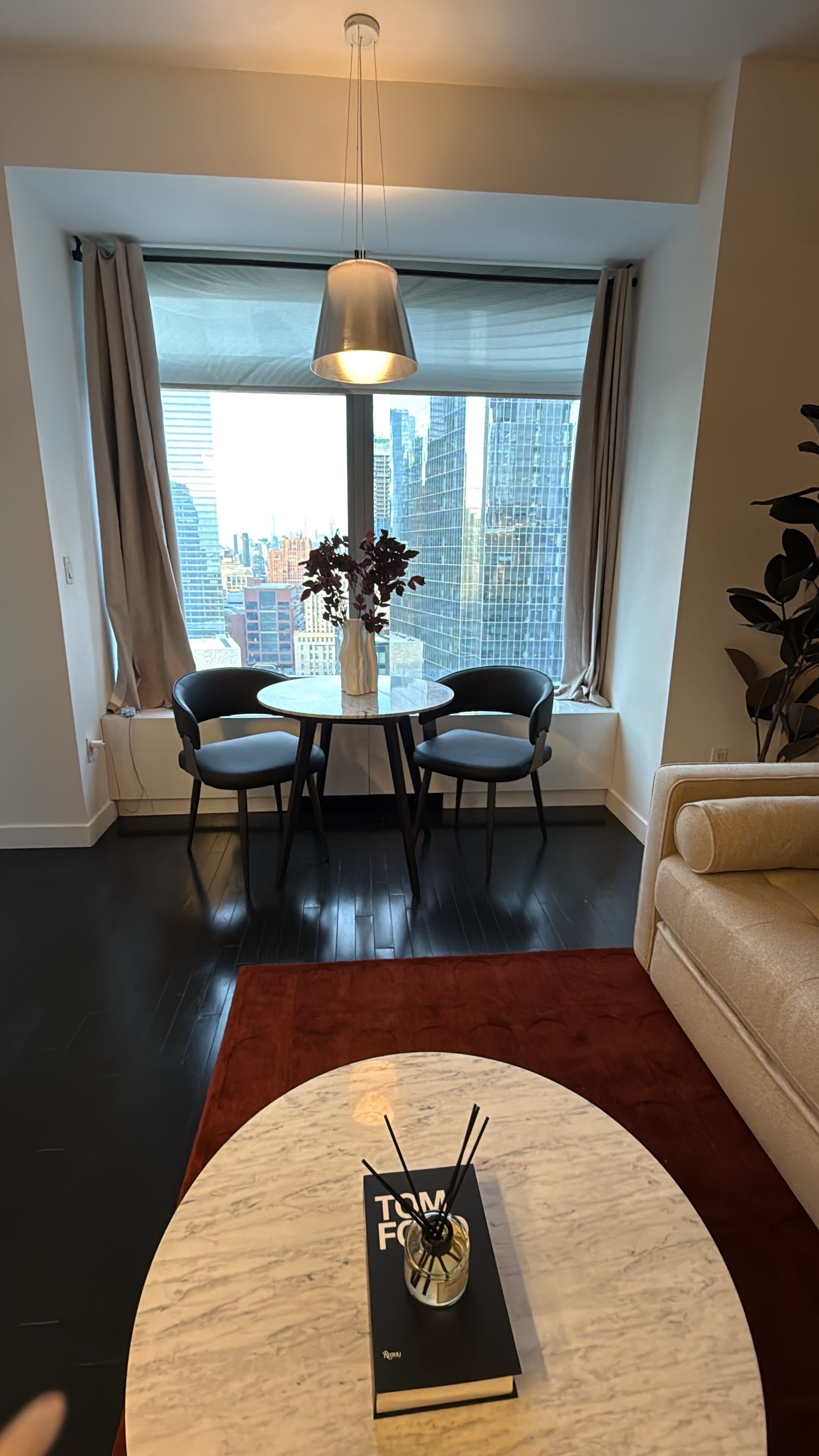 Chic FiDi 1BR Suite Skyline Views & Modern Style-photo-3