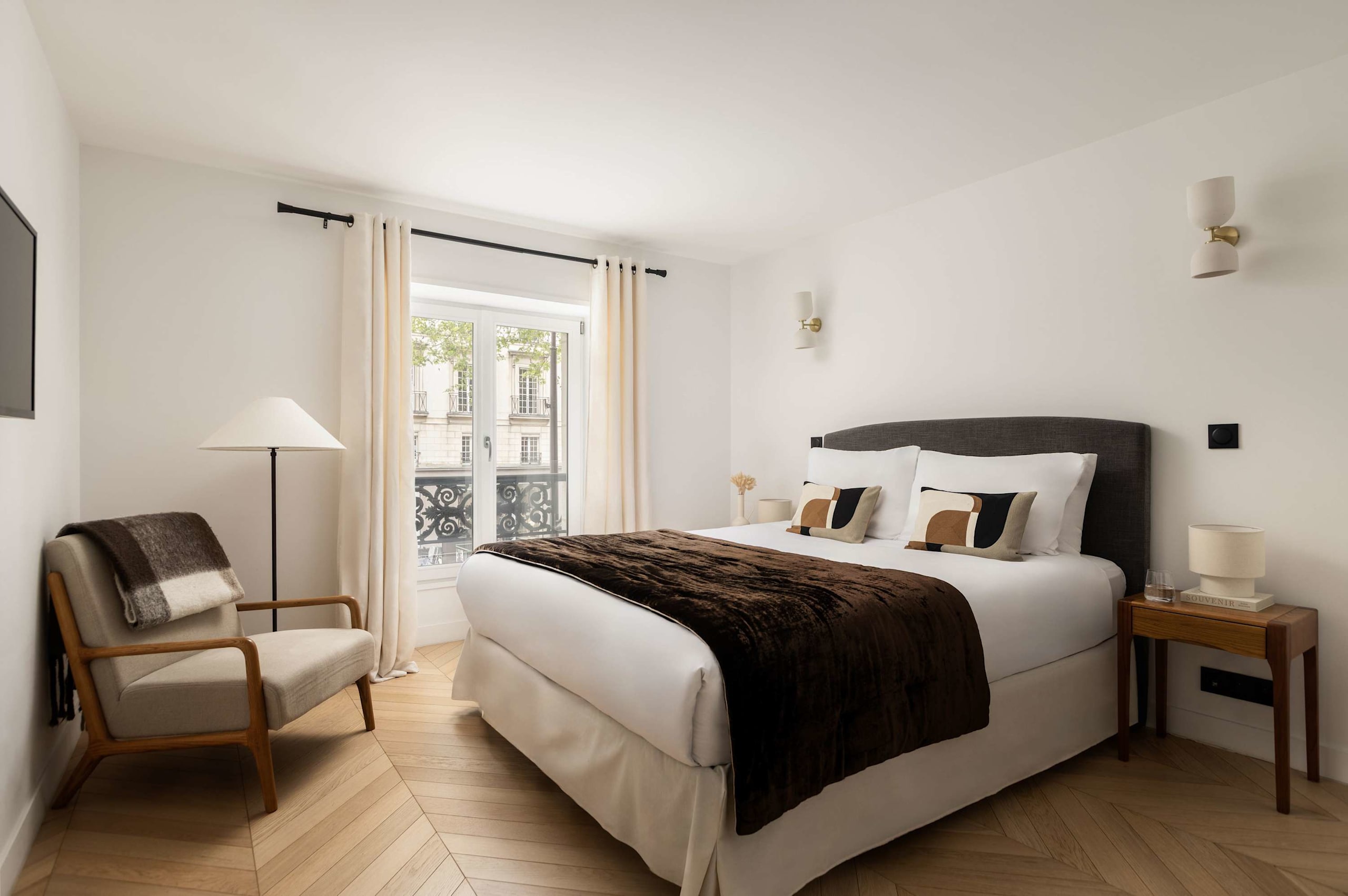 Superb 3 Bedroom Stay AC Facing Madeleine Honore